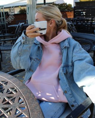 niekedy jediné čo potrebuješ je Crisbe mikina + káva a dobrý pokec ☕️👯‍♀️ 🍬CANDY mikina #crisbe