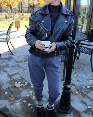 Crisbe, jesenná mood & dobrá káva ☕️🍂, alebo keď nie sú tepláky ako tepláky. Iba sveter, koženka a Crisbe: jednoduchý,...